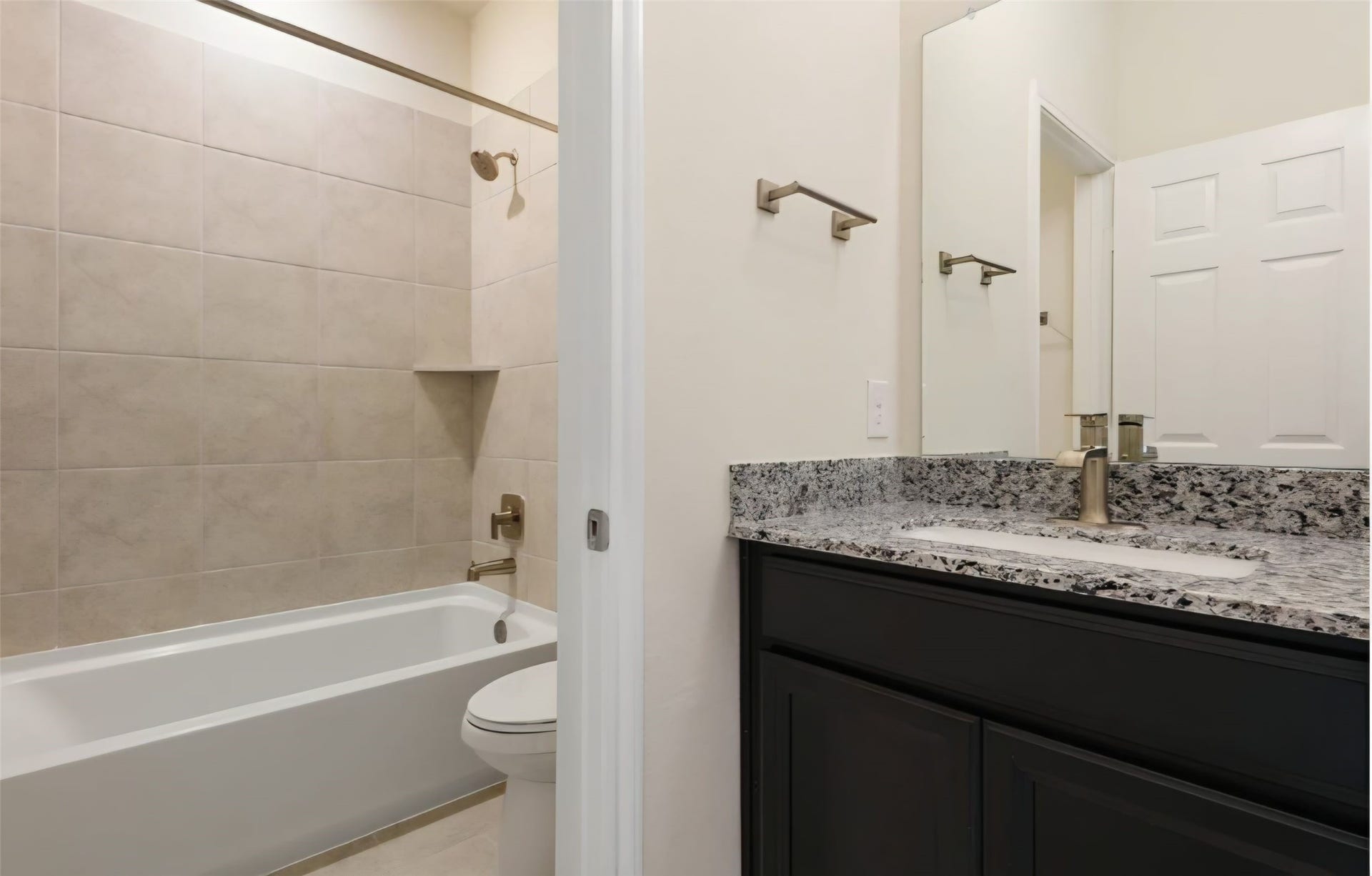 3104 Dakota Falls Drive, Houston, TX 77063 Hall full bath servicing both secondary bedrooms