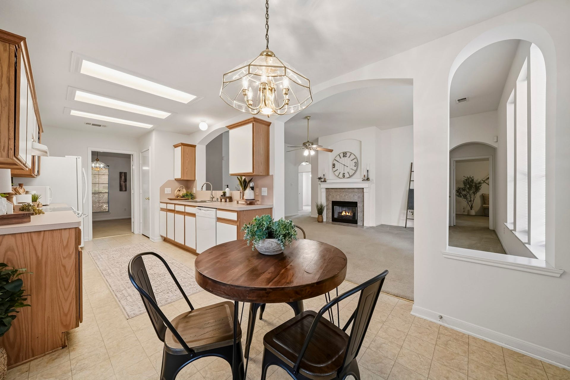 16831 Dunbar Grove Ct, Sugar Land, TX 77498 The breakfast room connects the kitchen and family room, creating an easy flow for everyday living. Decorative arches and an art niche add architectural detail.