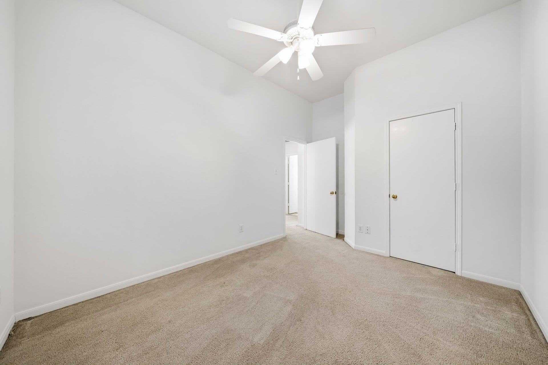 16831 Dunbar Grove Ct, Sugar Land, TX 77498 The largest of the secondary bedrooms, Bedroom #4 offers generous space along with a ceiling fan with light and a closet.