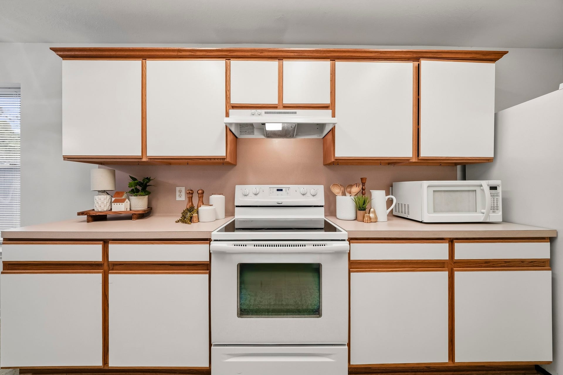 16831 Dunbar Grove Ct, Sugar Land, TX 77498 With ample workspace and storage, and lots of great lighting, this kitchen is designed to make everyday meal prep easy and convenient.
