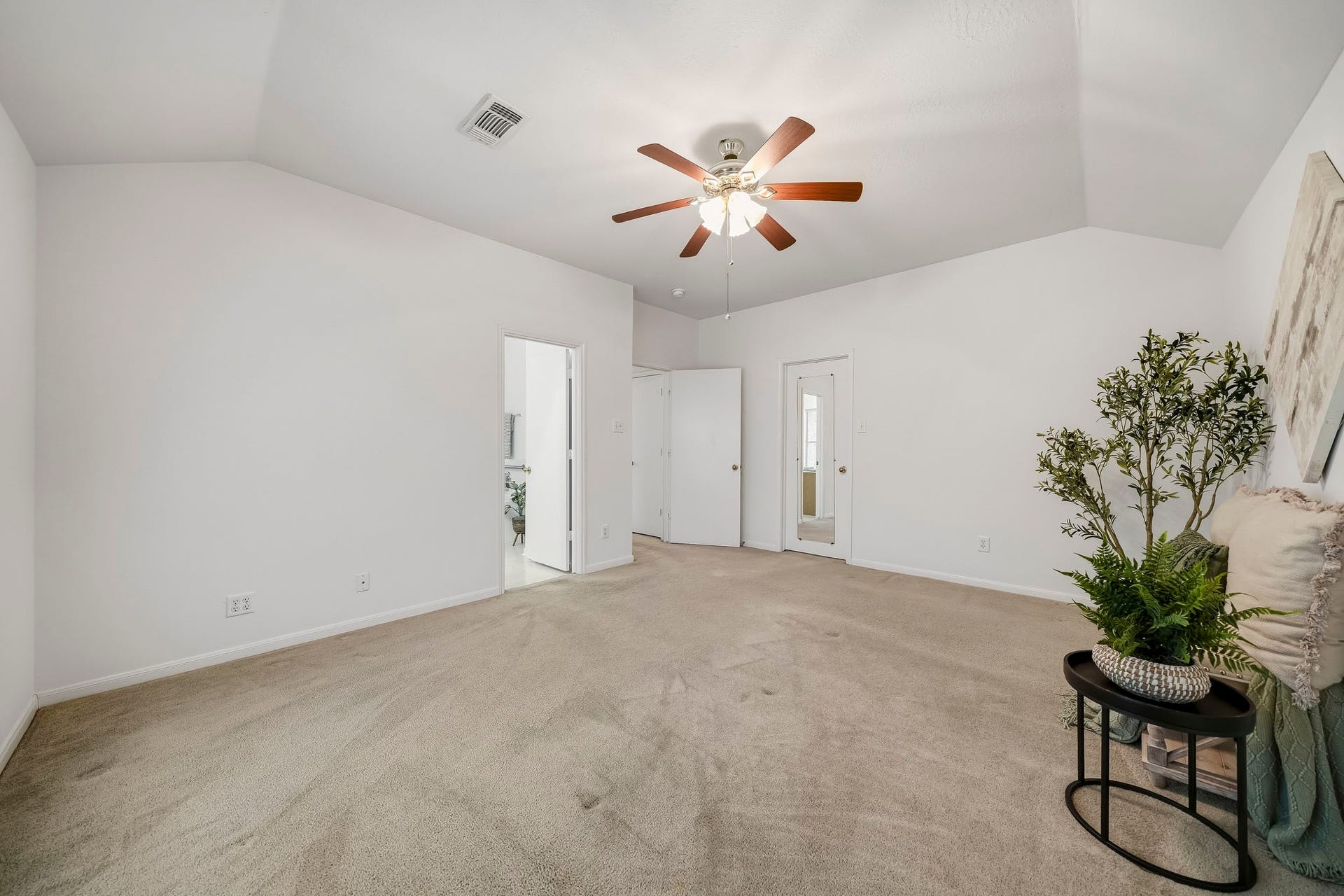 16831 Dunbar Grove Ct, Sugar Land, TX 77498 The spacious primary bedroom has been freshly painted and includes a large walk-in closet and private ensuite bath.
