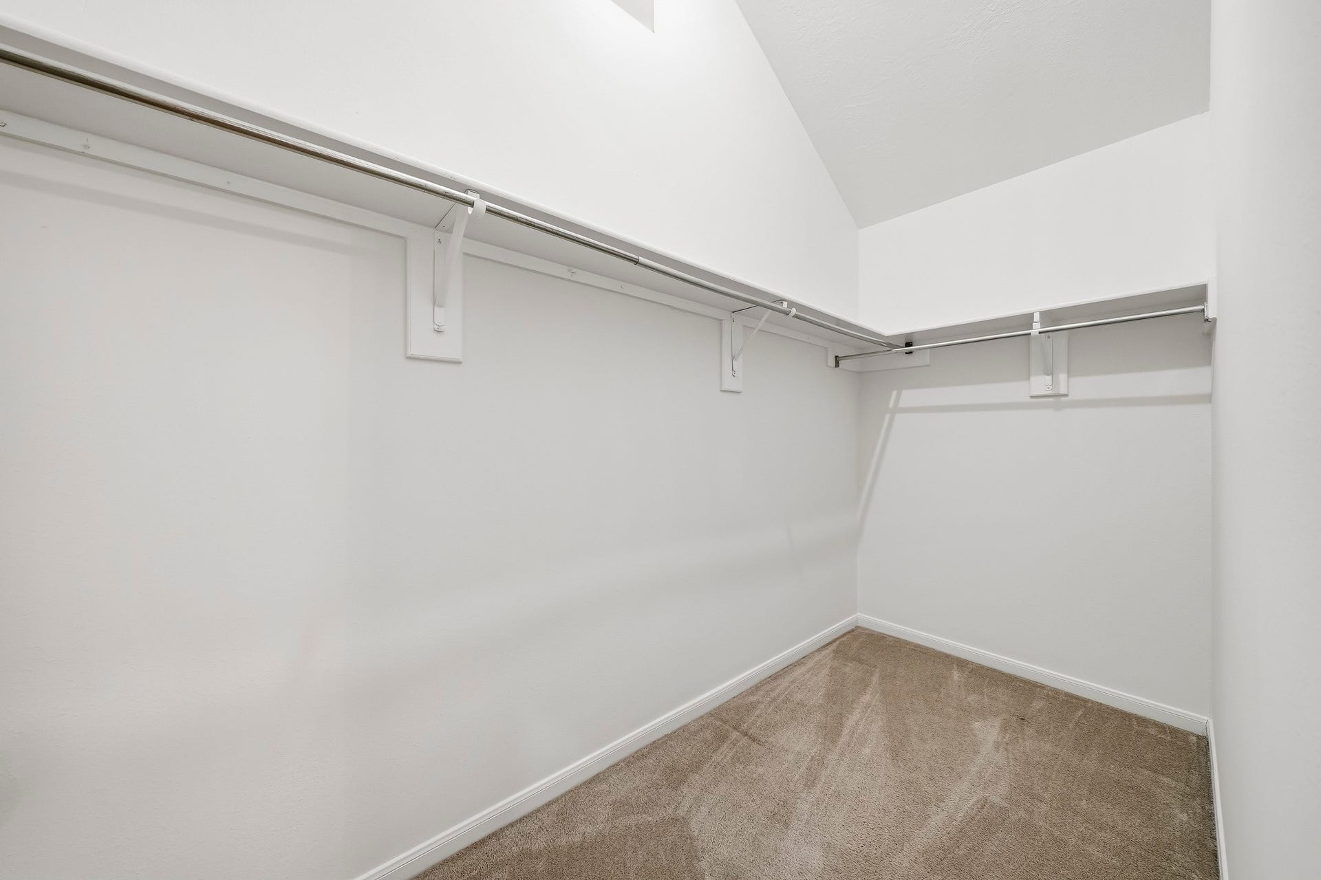 16831 Dunbar Grove Ct, Sugar Land, TX 77498 The primary suite includes a large walk-in closet with plenty of room for clothing, shoes and accessories.