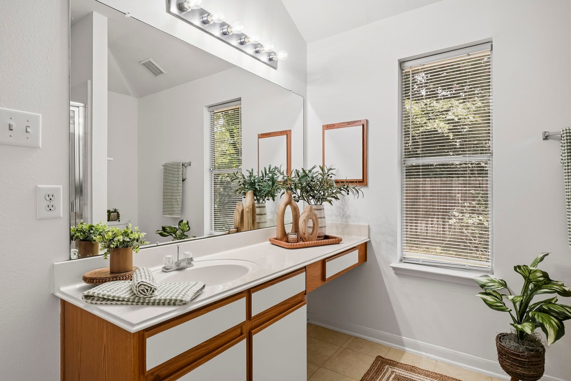 16831 Dunbar Grove Ct, Sugar Land, TX 77498 The primary bath features a generous vanity with ample counter space, built-in storage and a medicine cabinet, while natural light keeps the room feeling bright and inviting.