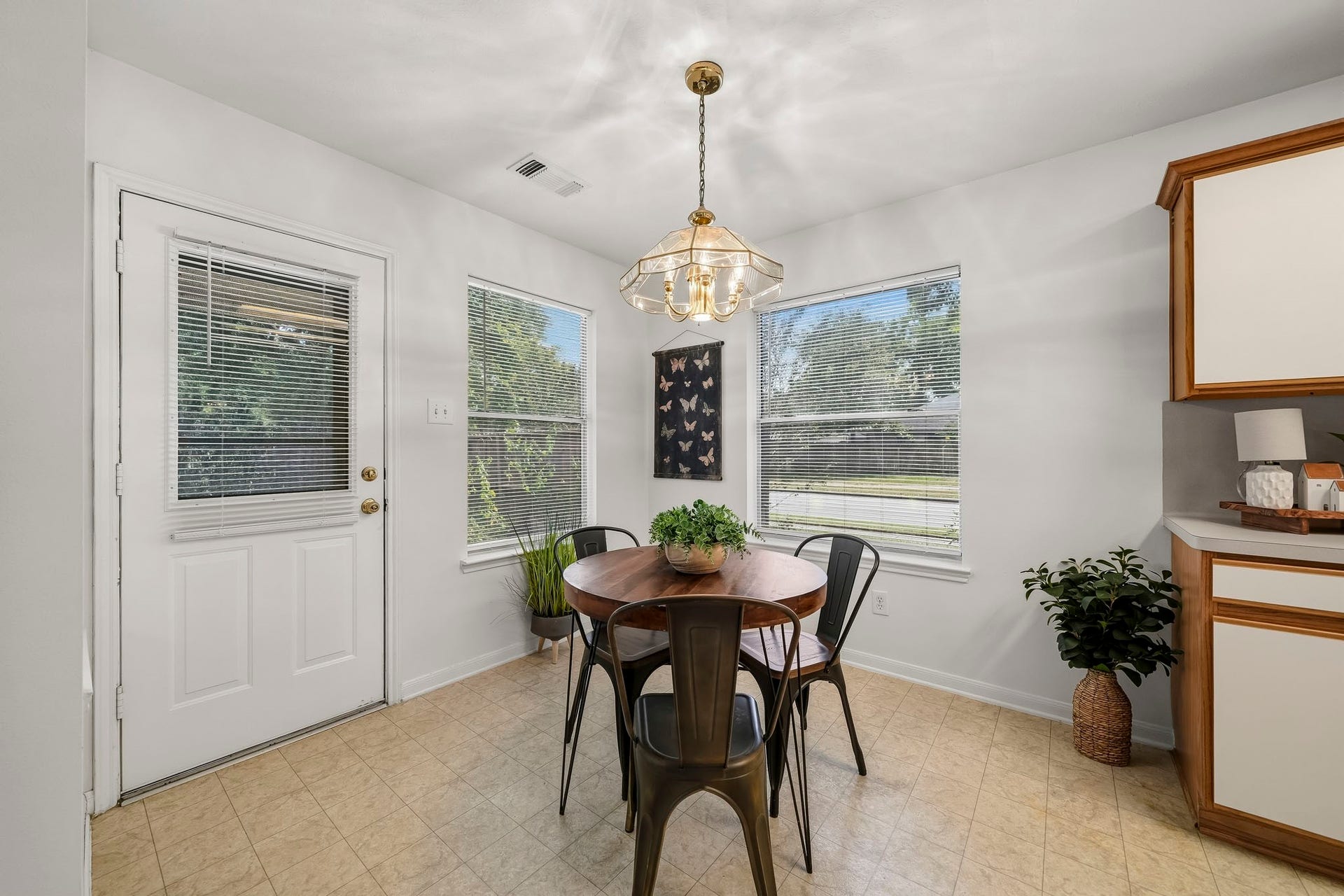 16831 Dunbar Grove Ct, Sugar Land, TX 77498 The spacious breakfast area offers plenty of flexibility for a round, square or counter-height table.