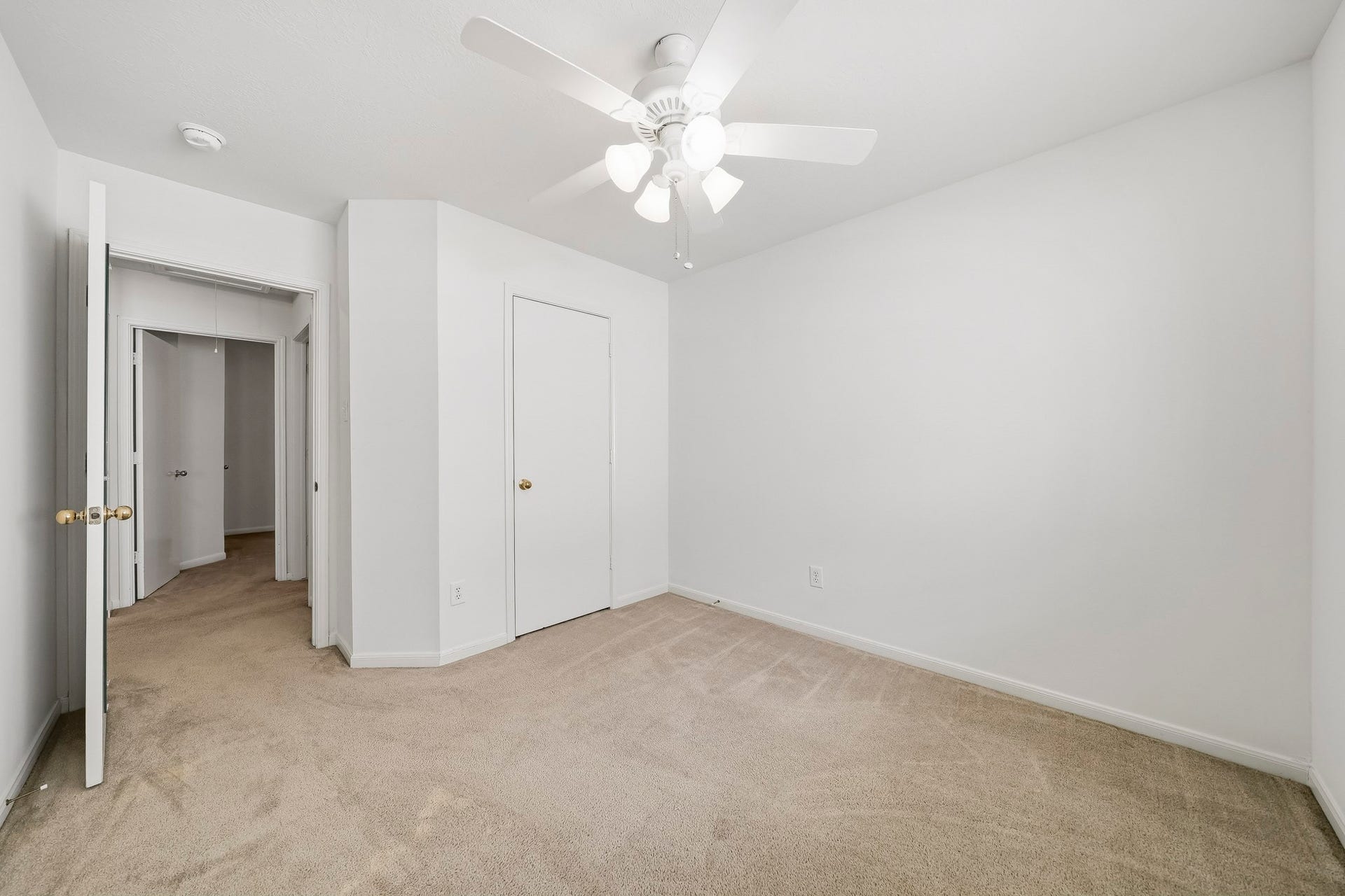 16831 Dunbar Grove Ct, Sugar Land, TX 77498 Bedroom #3 features neutral finishes, a ceiling fan and closet, creating a comfortable and versatile secondary bedroom.