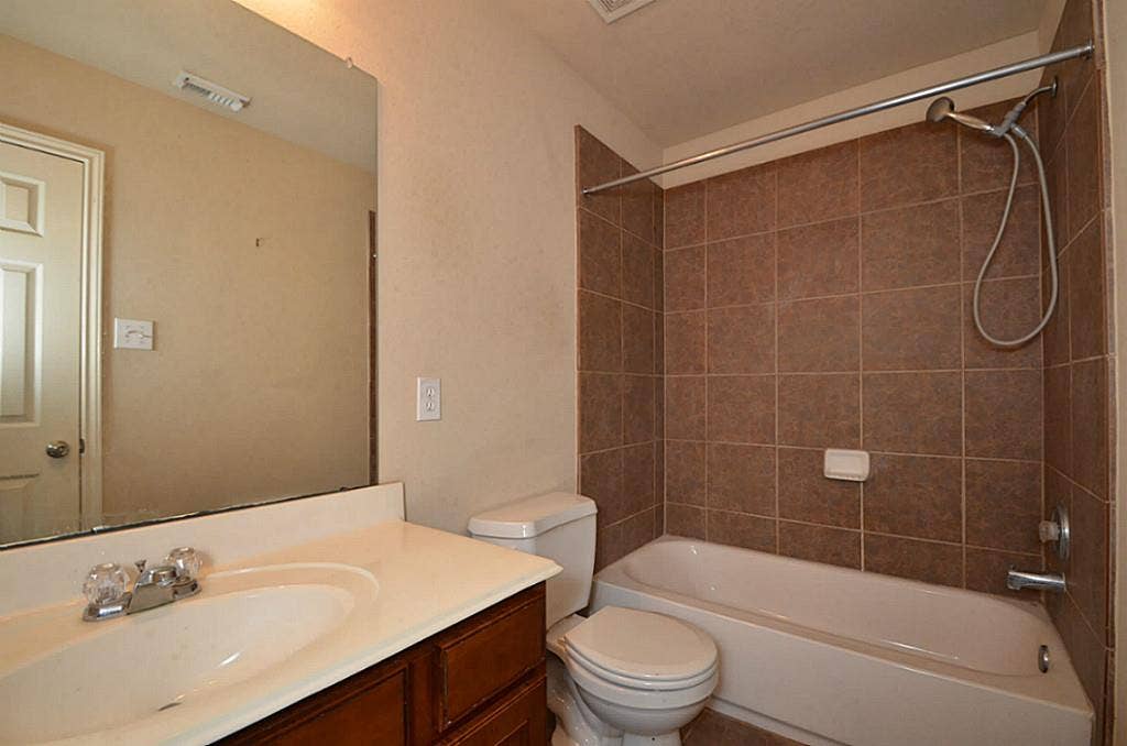 2502 Quiet Sage Lane, Katy, TX 77494 Secondary bathroom featuring a convenient tub/shower combo.