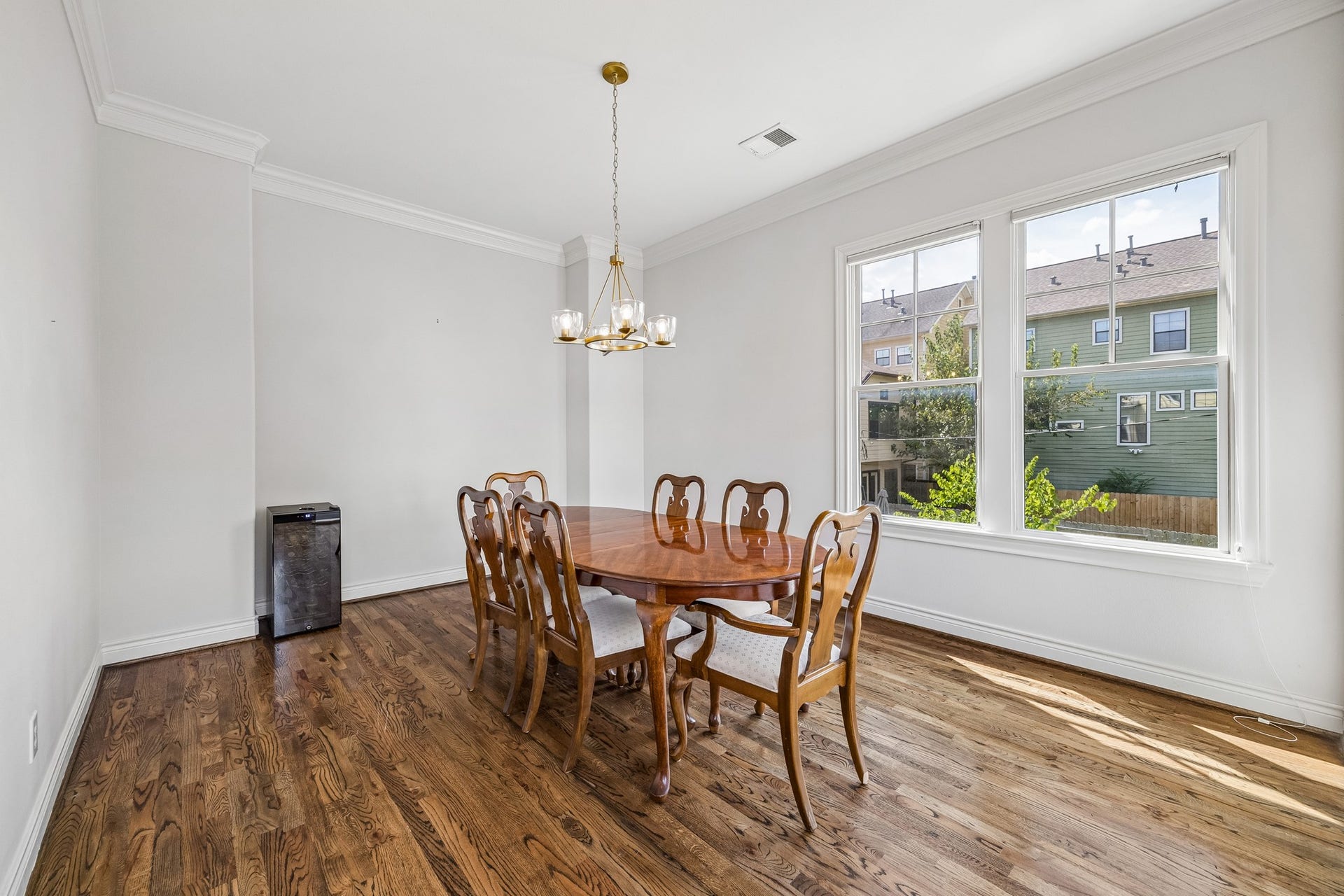 Imagine dinner parties of 8 or more! So many options.
