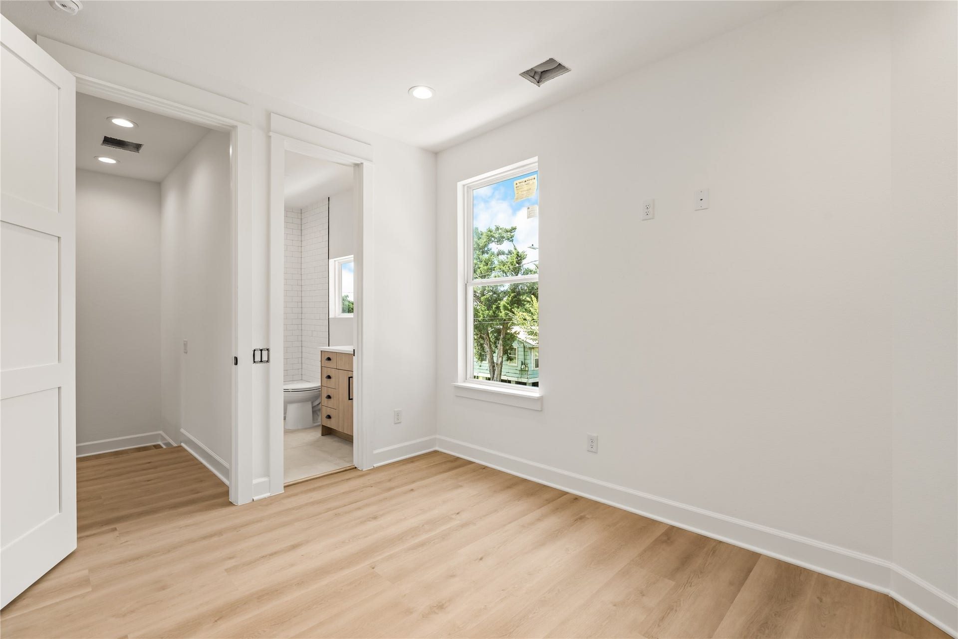 7432-7444 Tremper Street, Houston, TX 77020 The secondary bedroom's en-suite entry a full bath for every bedroom, by design