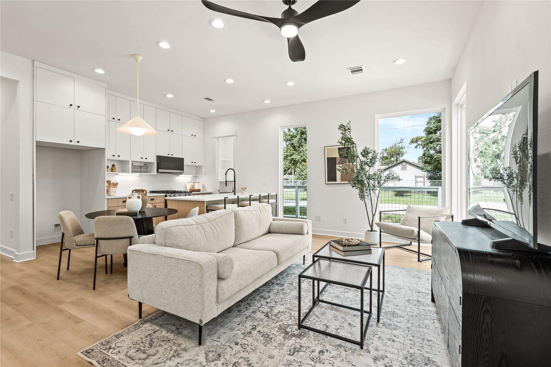 7432-7444 Tremper Street, Houston, TX 77020 Open-concept main floor flooded with natural light Drafthouse designed every detail