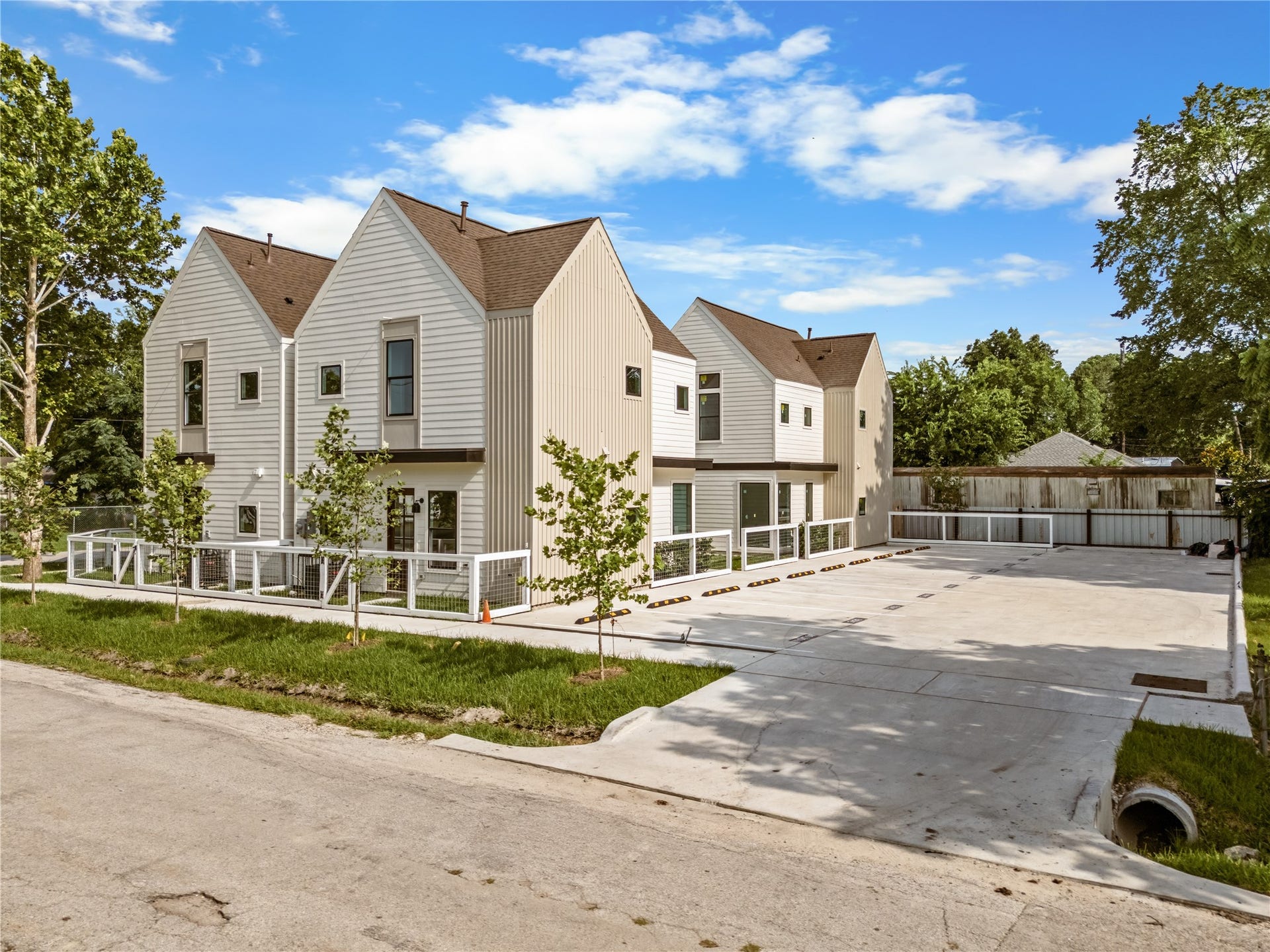 7432-7444 Tremper Street, Houston, TX 77020 Private entries and courtyard access a community layout that puts you first