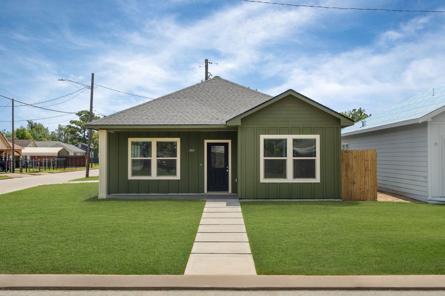 Property photo for 1301 Hawthorne Street, Baytown, TX