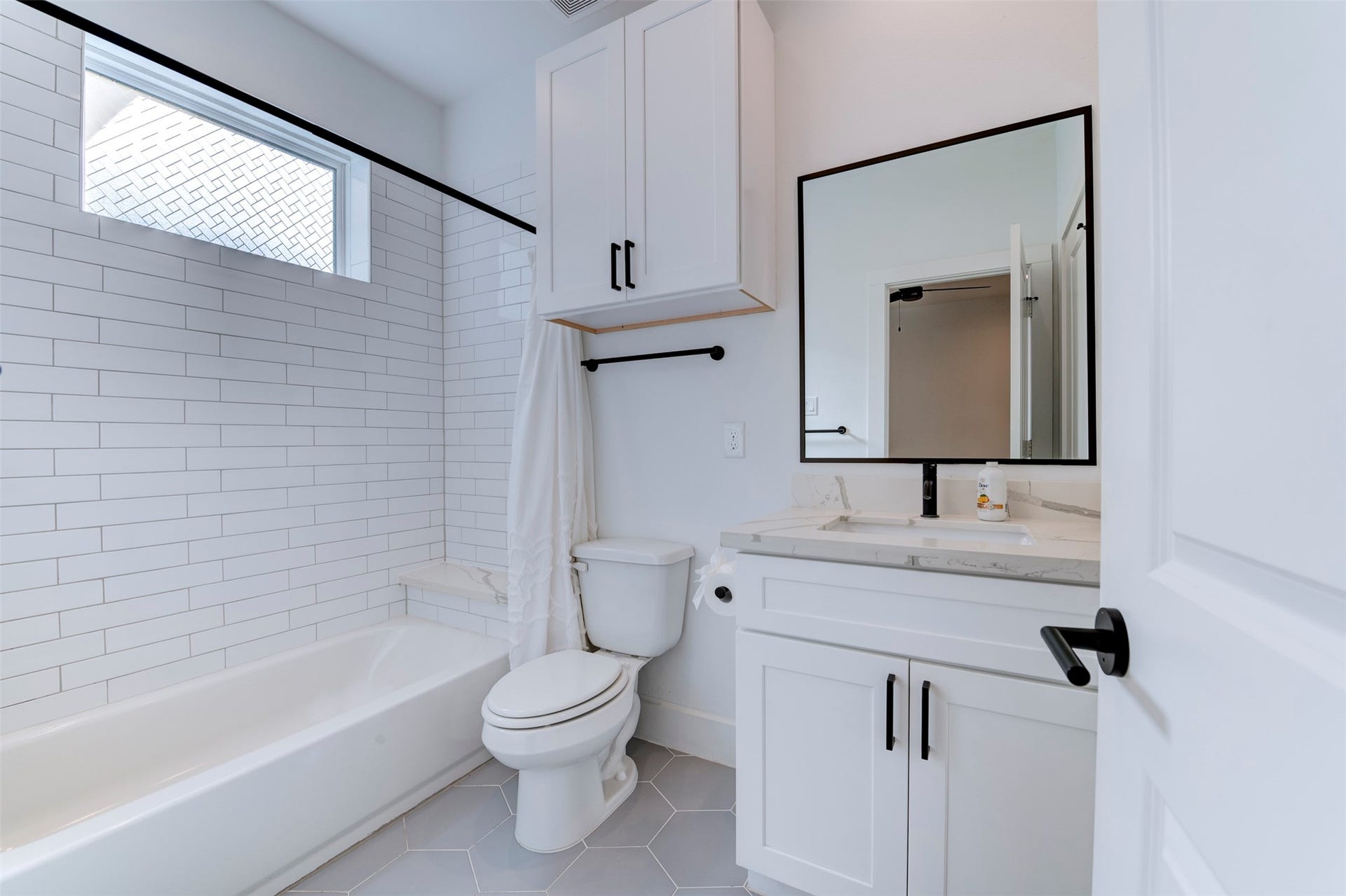 10910 Fire Creek Drive, Houston, TX 77043 First floor full bathroom