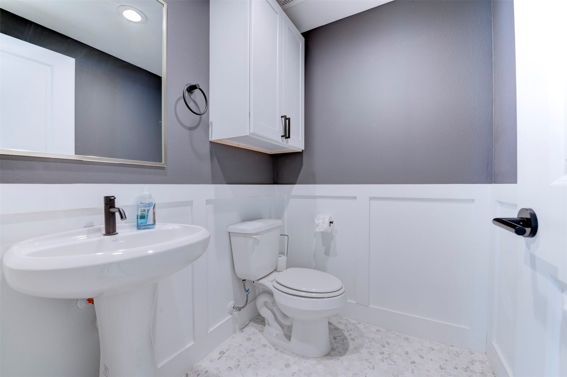 10910 Fire Creek Drive, Houston, TX 77043 Half a bath located right by the stairs.