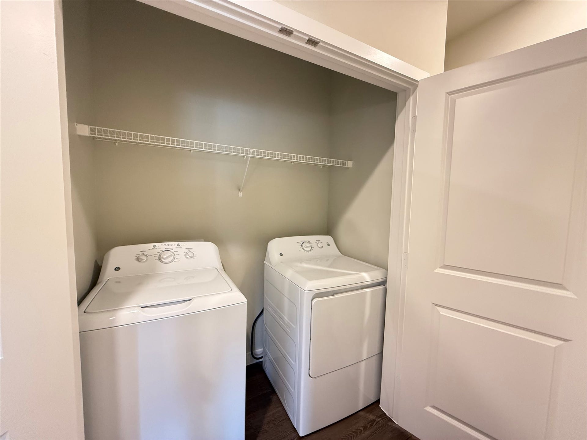 2102 Antoine Drive, #B1, Houston, TX 77055 PHOTOS ARE OF A VACANT UNIT OF THE SAME LAYOUT
