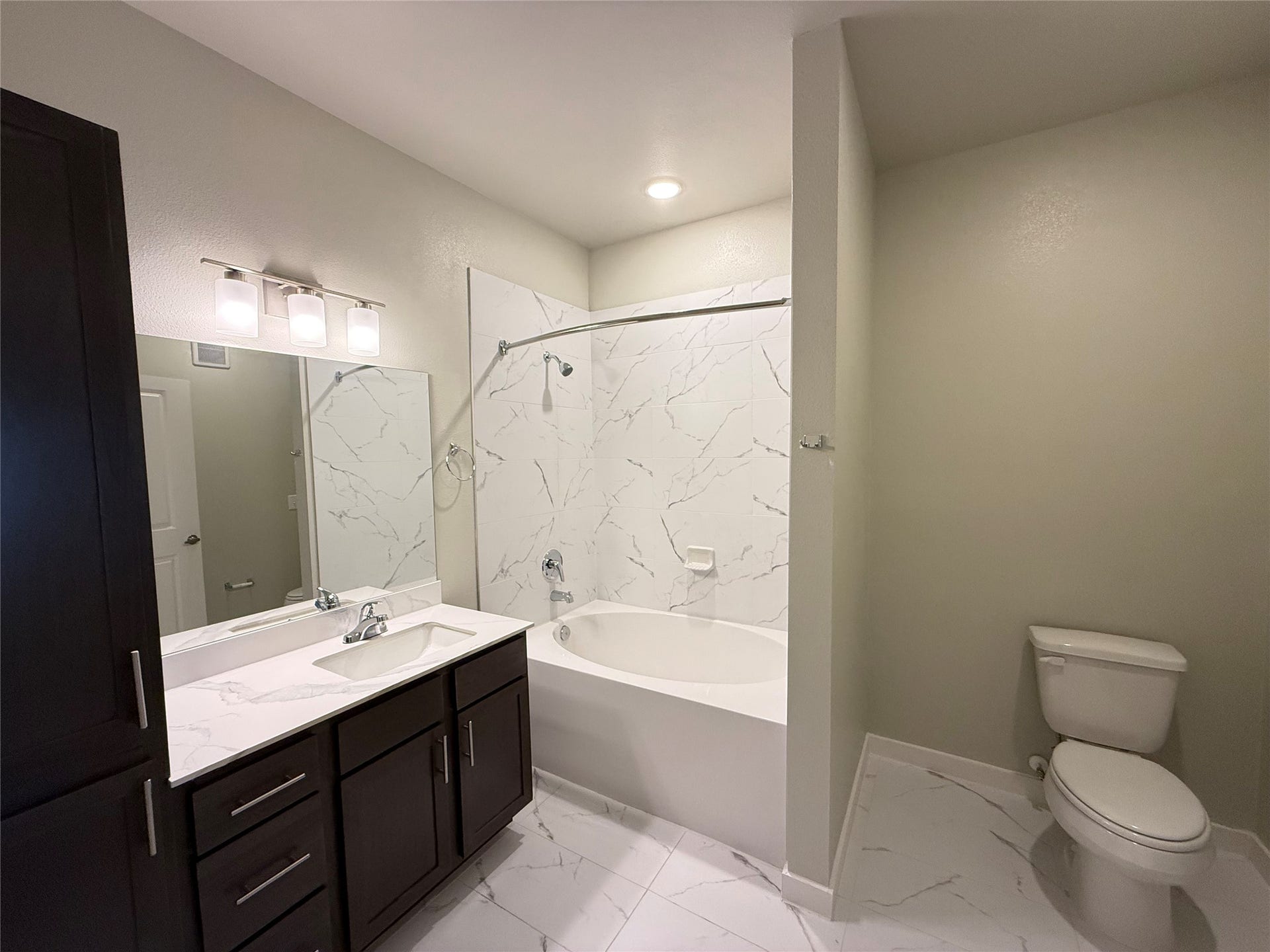 2102 Antoine Drive, #B1, Houston, TX 77055 PHOTOS ARE OF A VACANT UNIT OF THE SAME LAYOUT