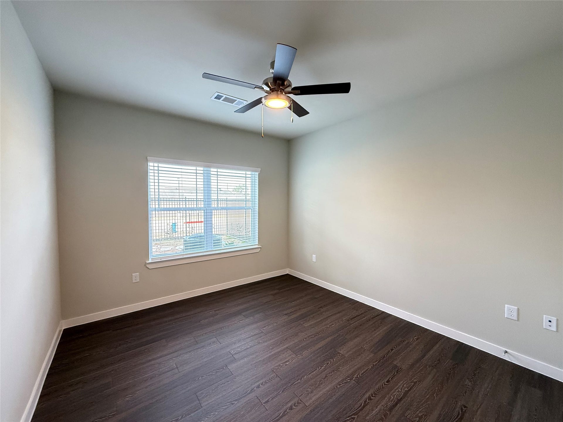 2102 Antoine Drive, #B1, Houston, TX 77055 PHOTOS ARE OF A VACANT UNIT OF THE SAME LAYOUT