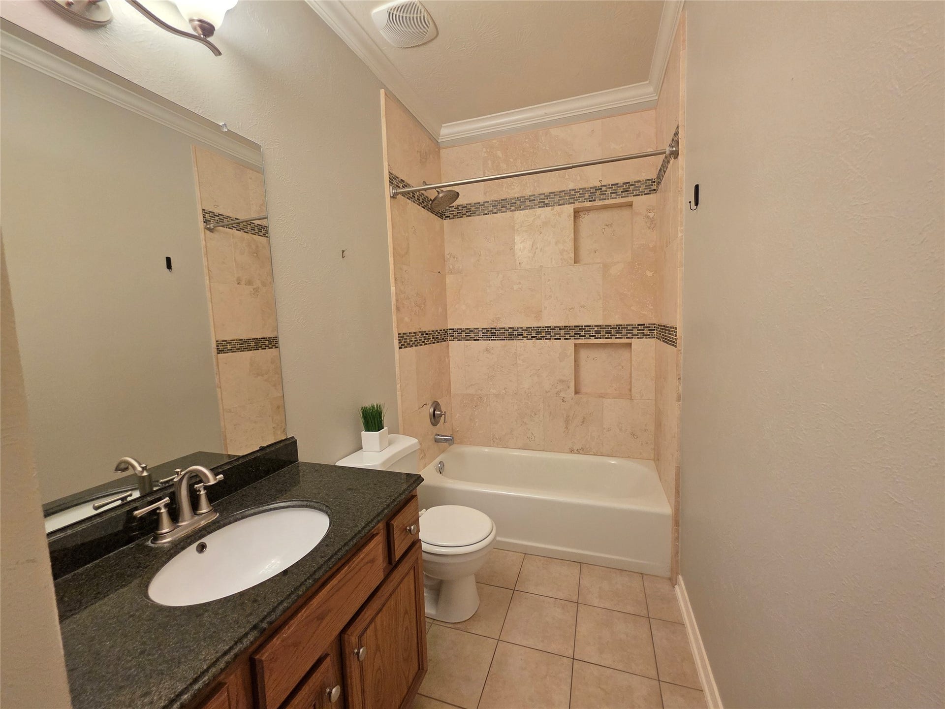 611 Arbor Green Lane, Rosenberg, TX 77469 Hallway bath