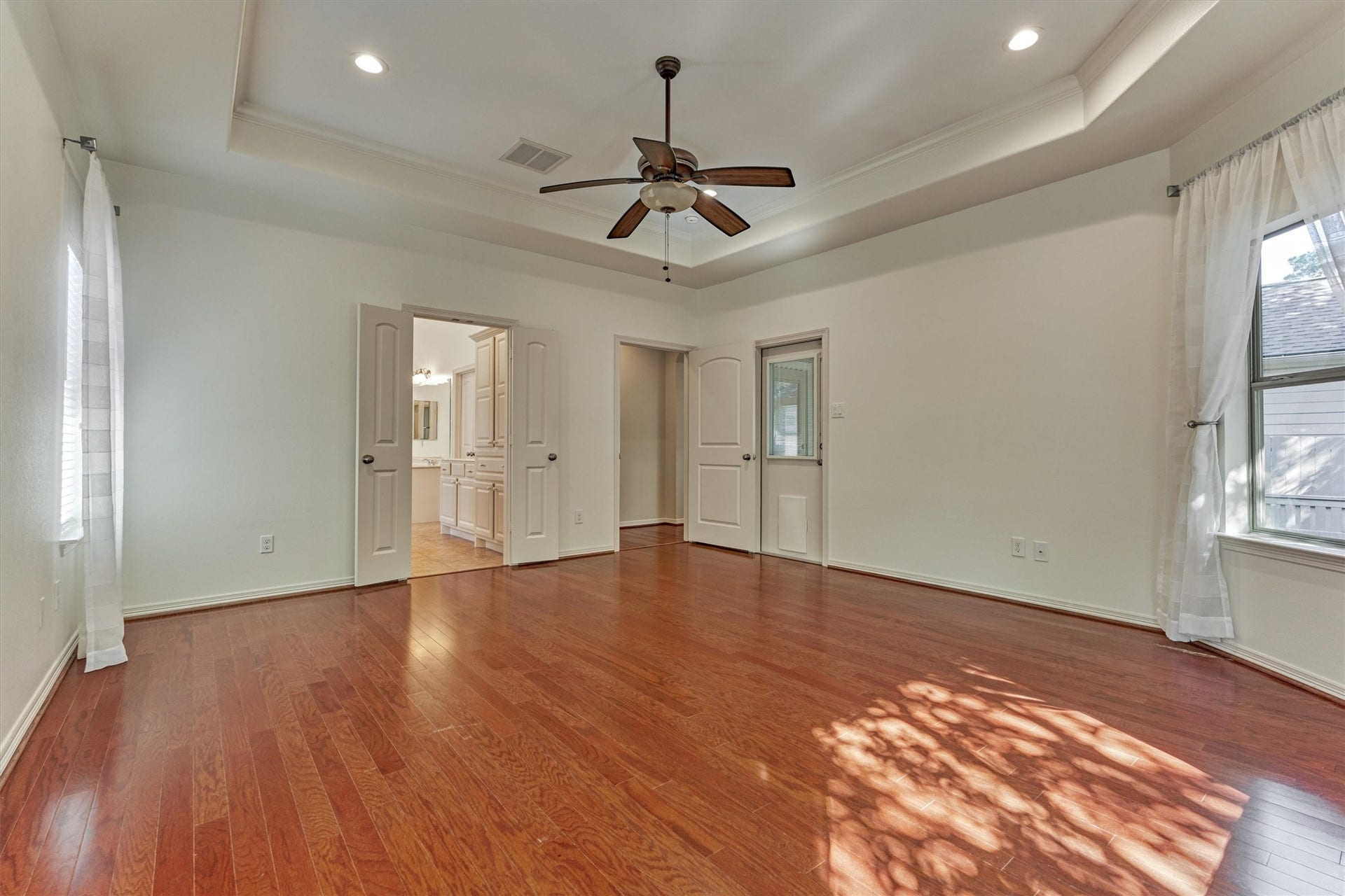 1794 Canyon Lake Creek Drive, Conroe, TX 77304 An ensuite bath and door leading to the sunroom complete this space.