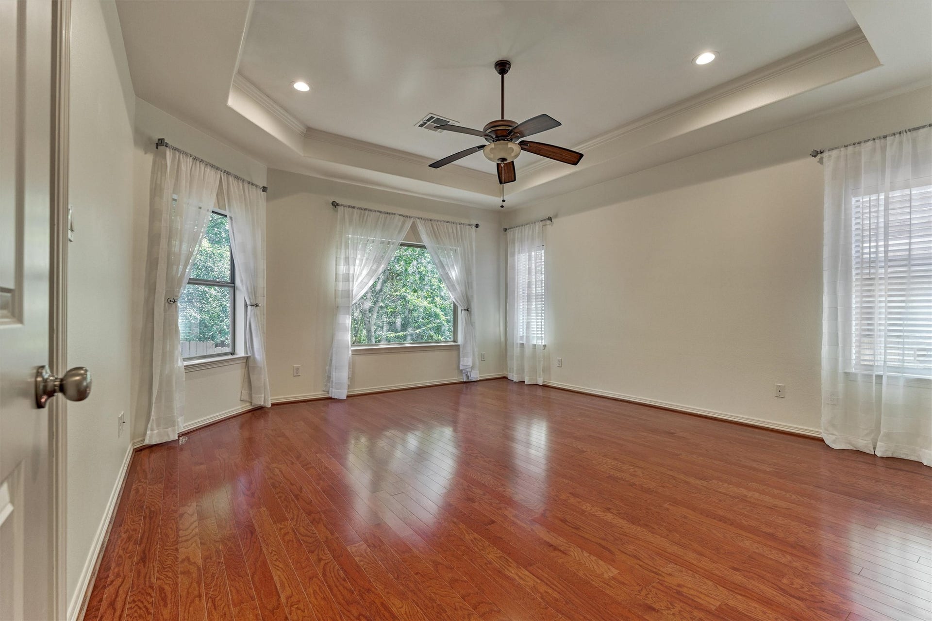 1794 Canyon Lake Creek Drive, Conroe, TX 77304 The large primary bedroom features a tray ceiling and plenty of natural light. Large windows overlook the private and serene backyard.