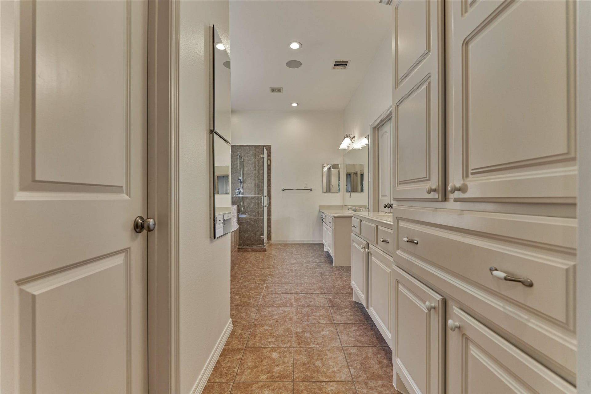 1794 Canyon Lake Creek Drive, Conroe, TX 77304 Huge ensuite primary bath!