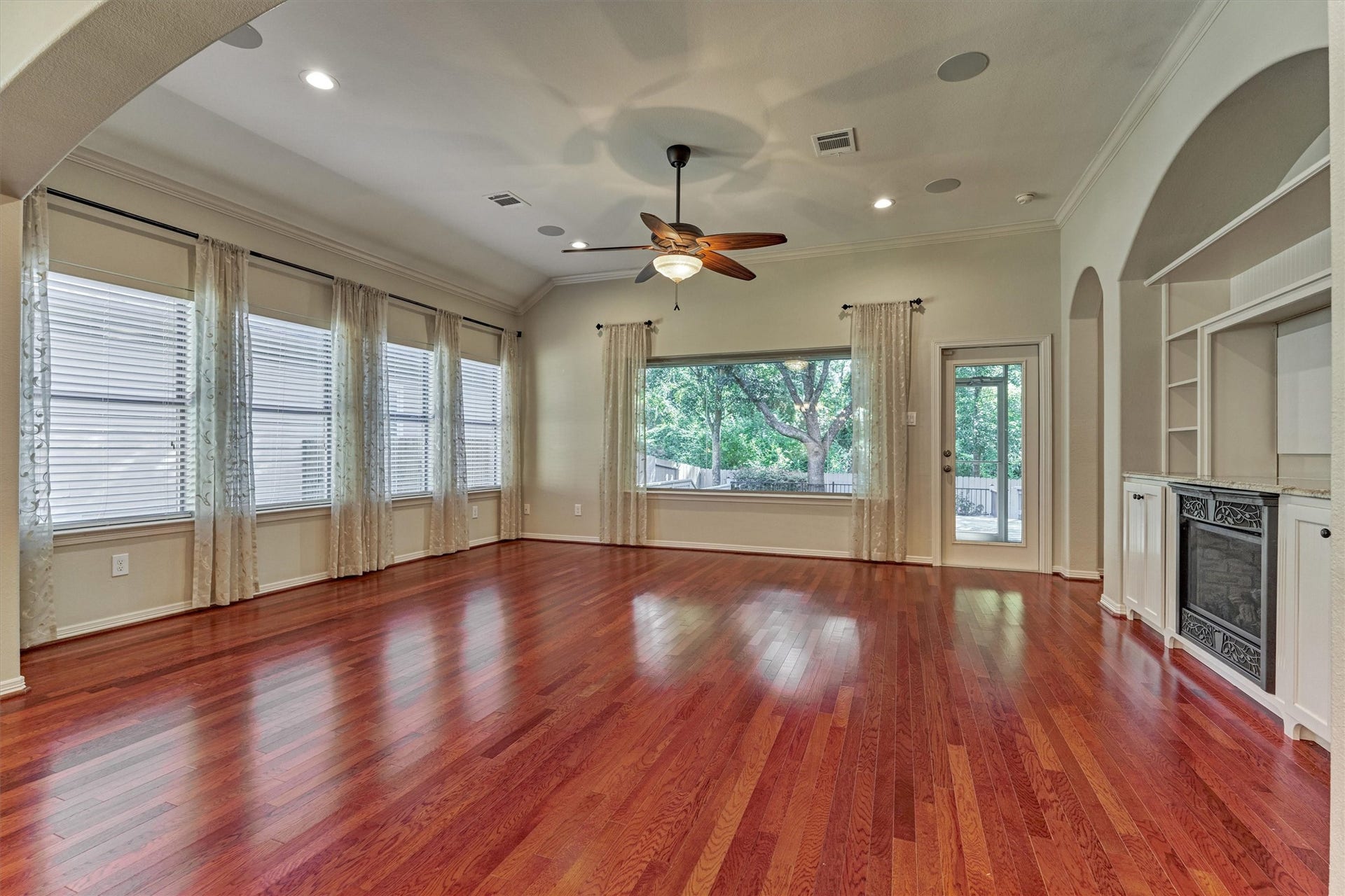 1794 Canyon Lake Creek Drive, Conroe, TX 77304 The bright living room is surrounded by windows for plenty of natural light.