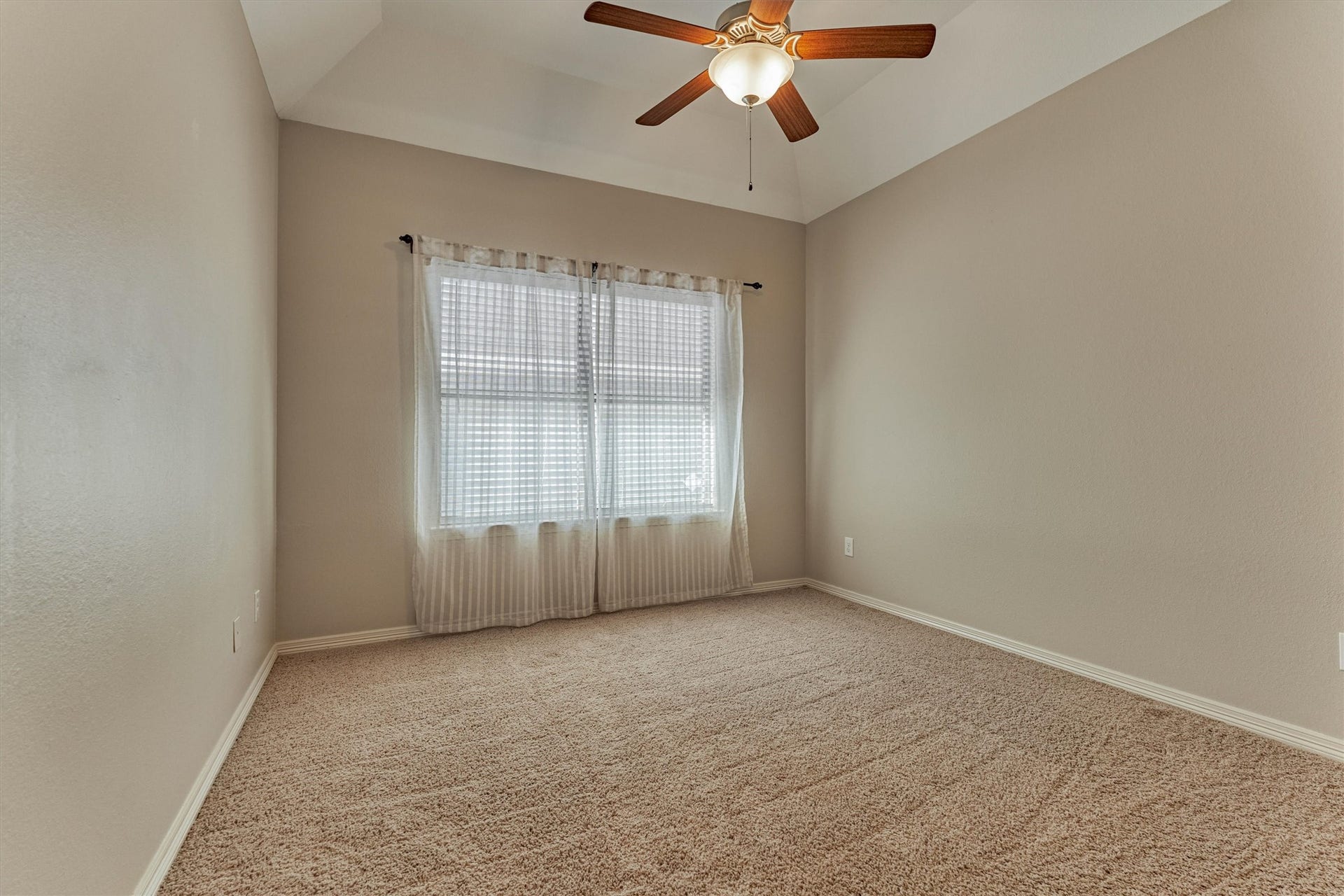 1794 Canyon Lake Creek Drive, Conroe, TX 77304 A third bedroom is bright with natural light.