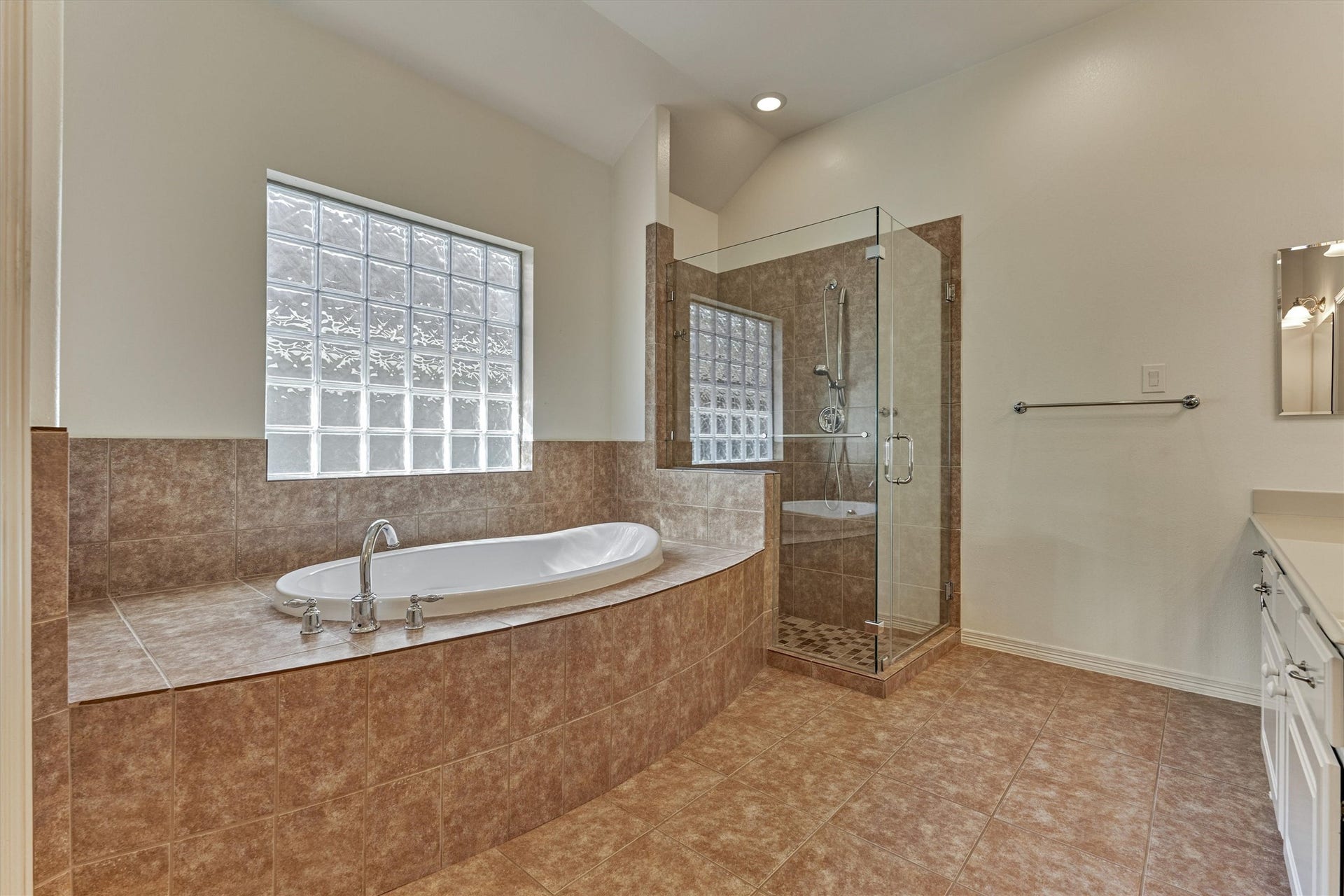 1794 Canyon Lake Creek Drive, Conroe, TX 77304 Large soaking tub and separate shower in the primary bath.