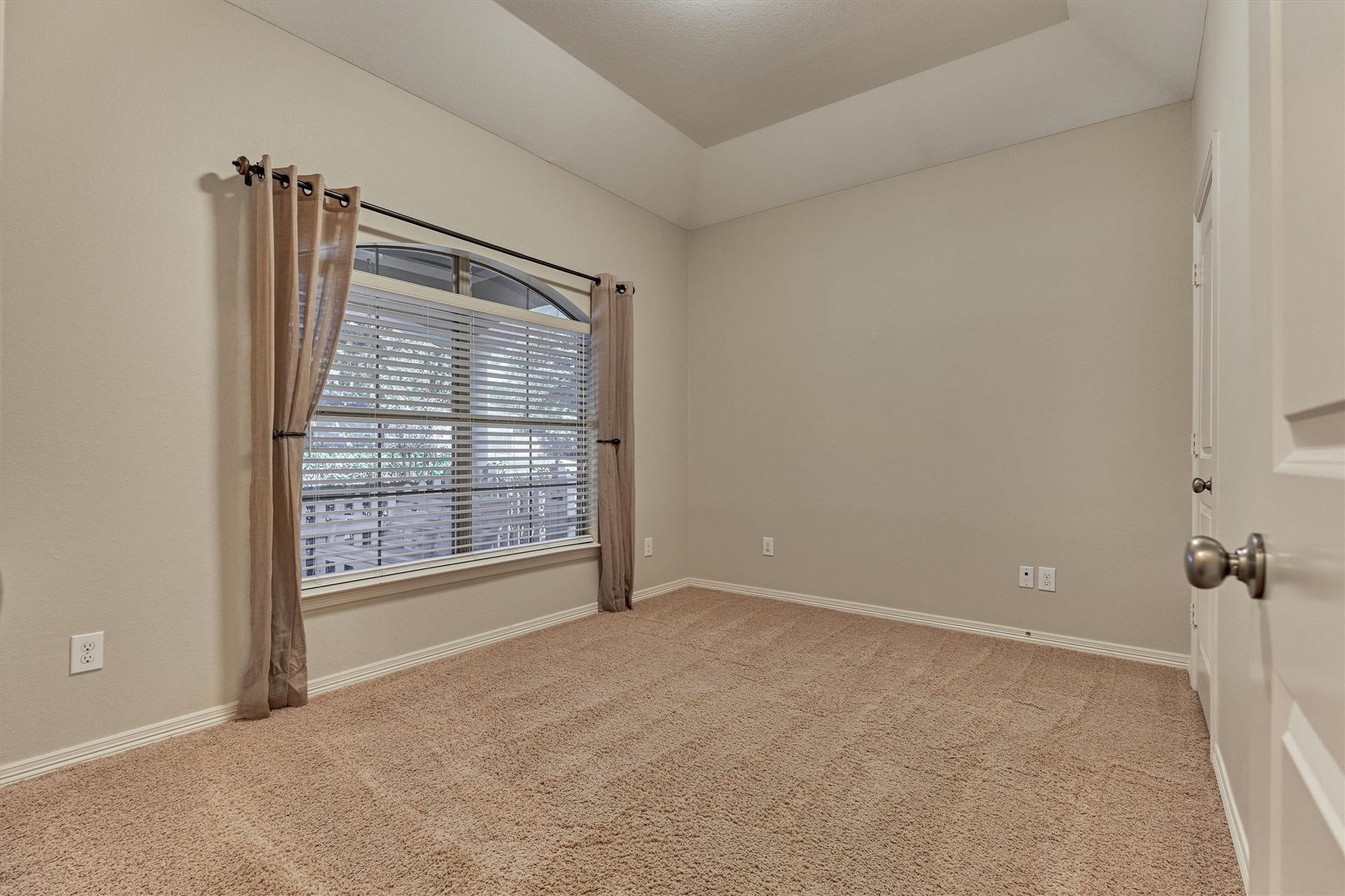 1794 Canyon Lake Creek Drive, Conroe, TX 77304 Front bedroom off of the entry with large window overlooking the front yard.