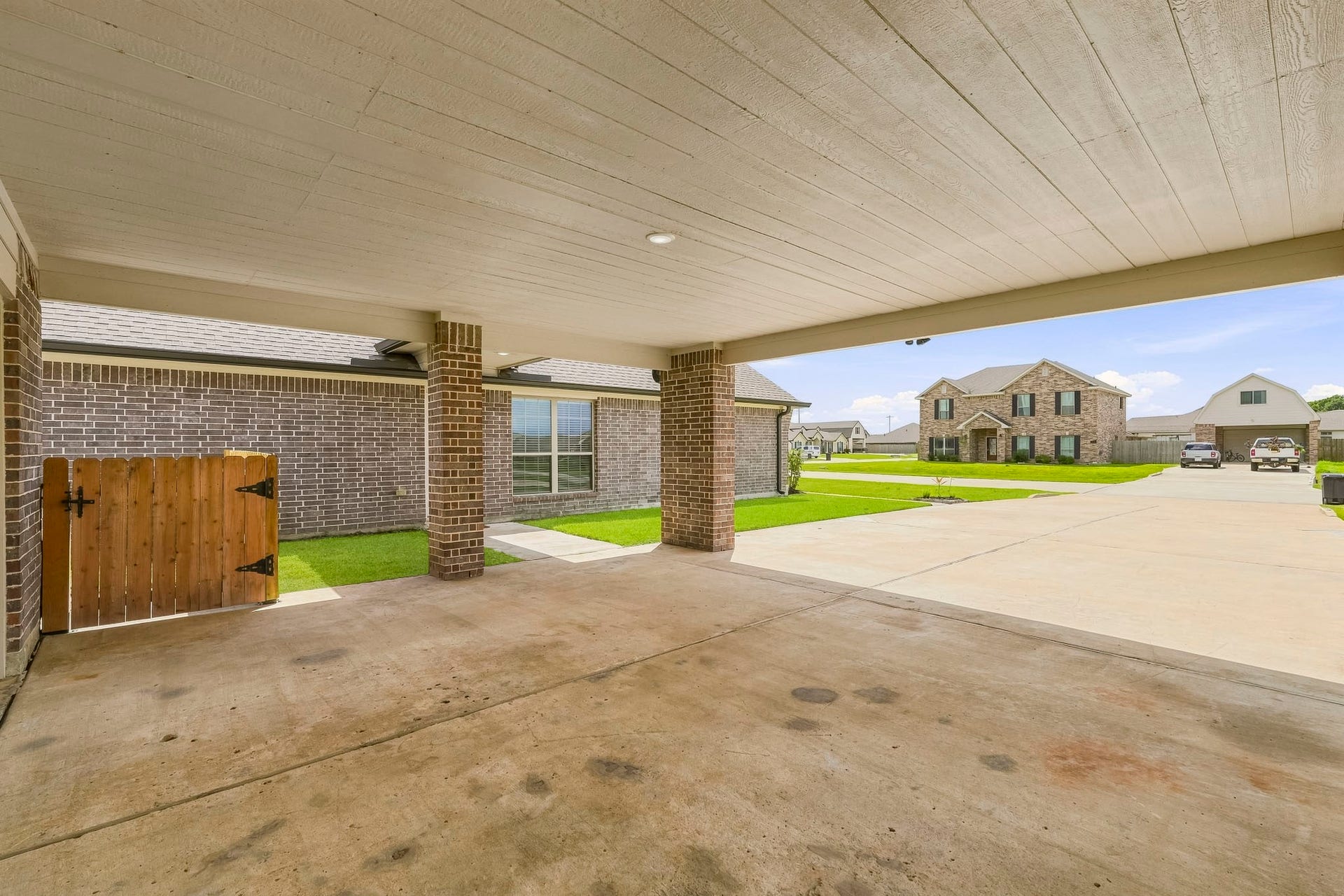 2102 Wikiup Street, Dickinson, TX 77539 Covered porte-cochere.