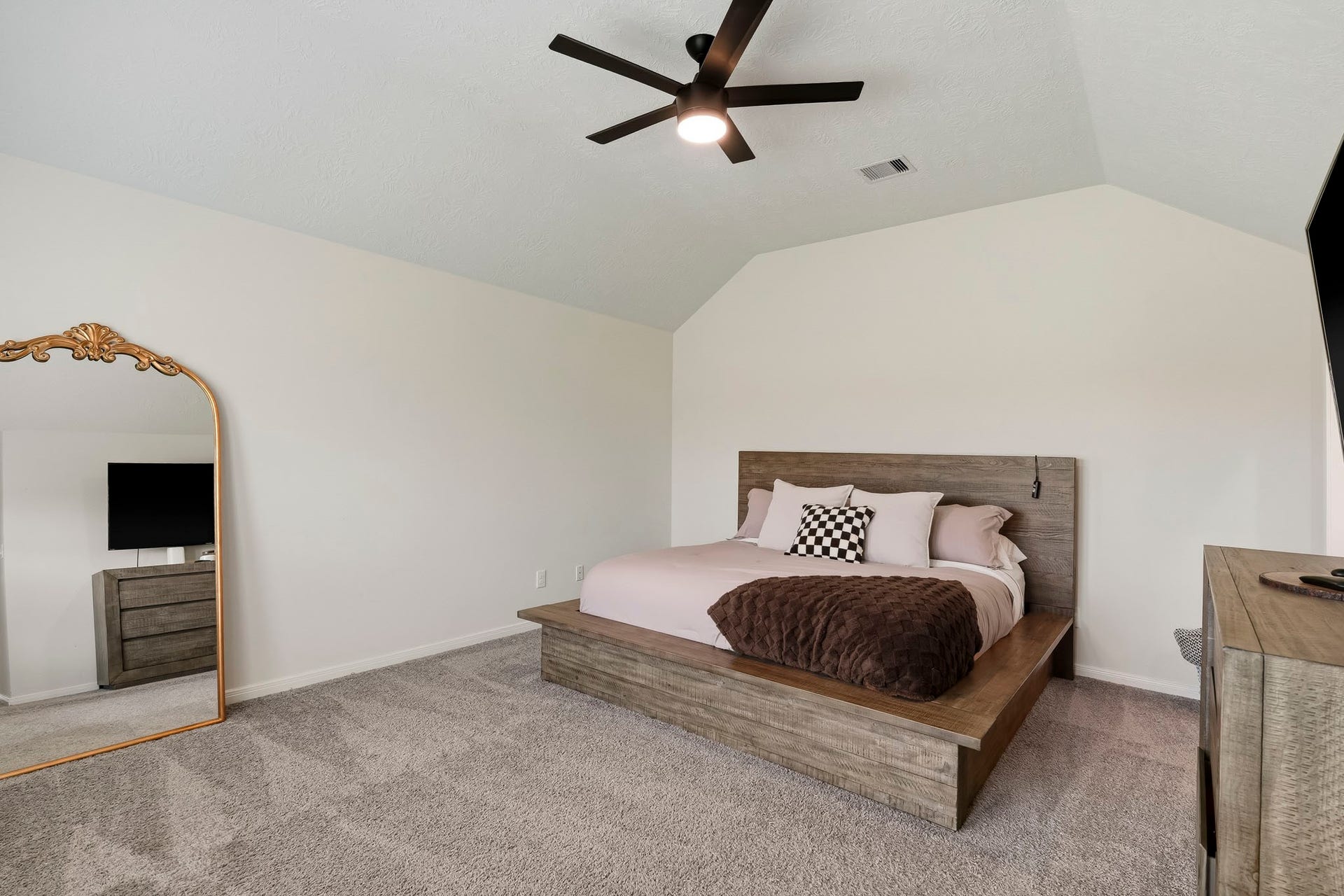 2102 Wikiup Street, Dickinson, TX 77539 Primary Suite.