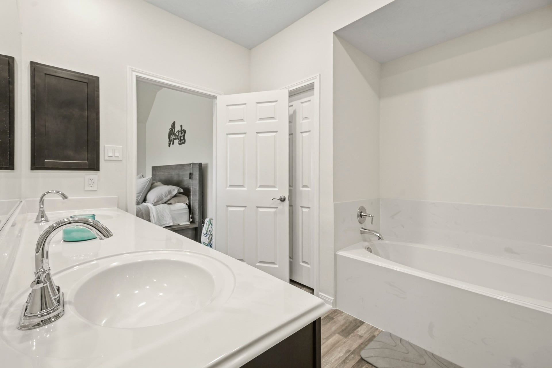 2102 Wikiup Street, Dickinson, TX 77539 Primary bath with tub.