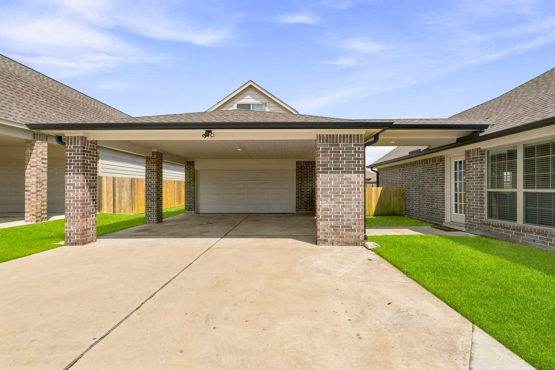 2102 Wikiup Street, Dickinson, TX 77539 Covered porte-cochere.