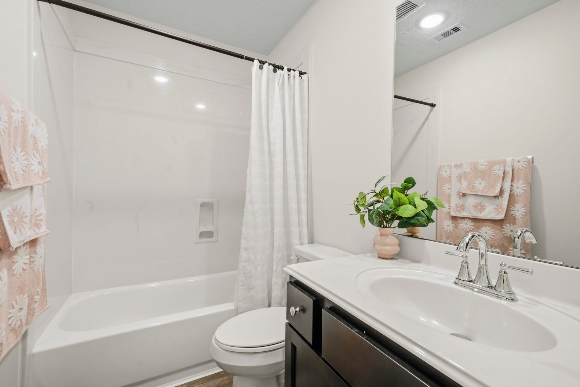 2102 Wikiup Street, Dickinson, TX 77539 Secondary bathroom.