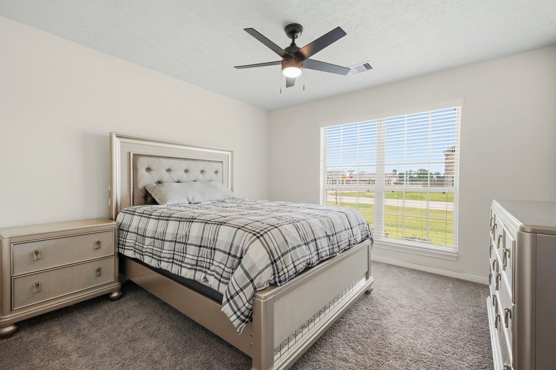 2102 Wikiup Street, Dickinson, TX 77539 Bedroom 4, with walk-in closet.