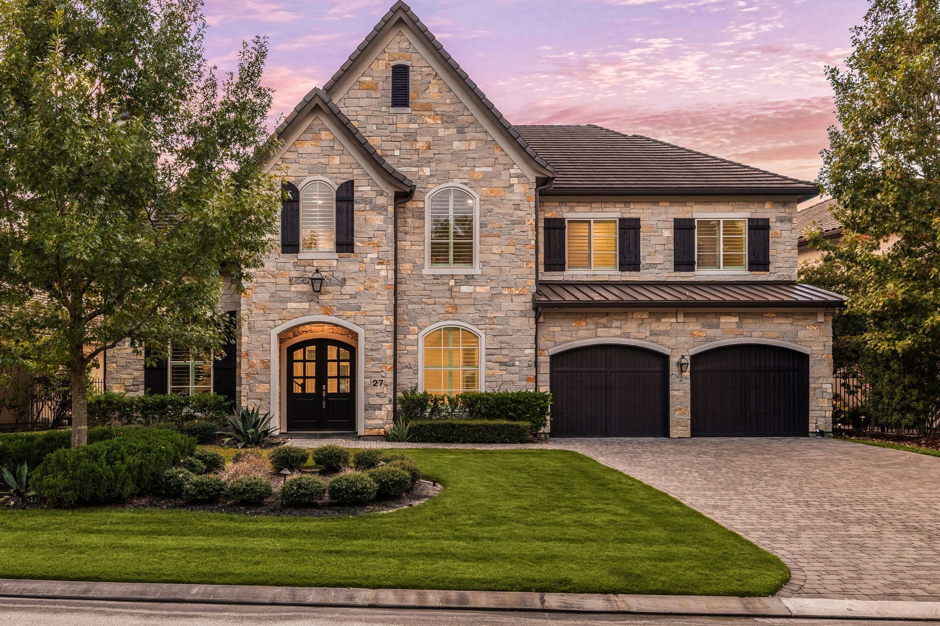 Welcome home to 27 Johnathan Landing Court, an exceptional lakefront retreat in the prestigious, manned-gated community of Carlton Woods Creekside.