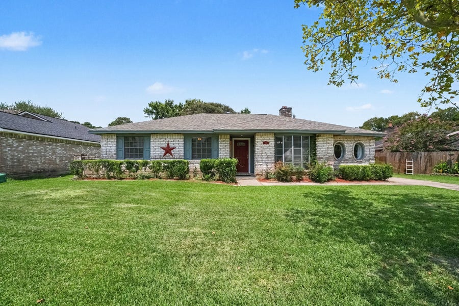 Property photo for 4418 Saffron Lane, Friendswood, TX