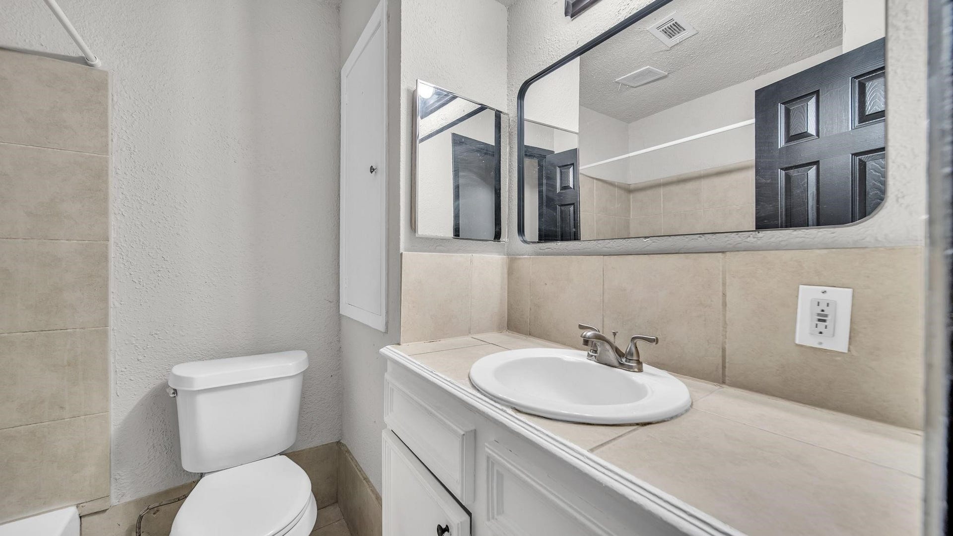 10902 Jutland Road, Houston, TX 77048 The beautifully appointed secondary bathroom features a tile countertop and a tub/shower combination accented by a coordinating tile surround, offering a polished blend of style, comfort and everyday convenience for family and guests alike.