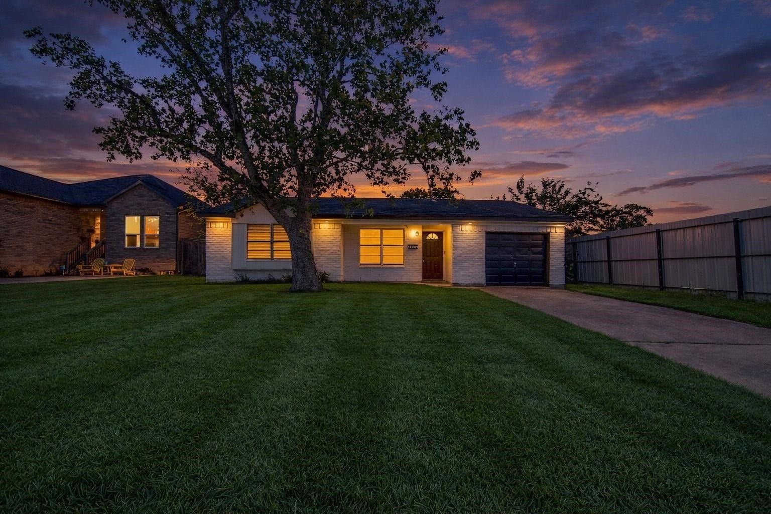 10902 Jutland Road, Houston, TX 77048 Ideally situated in the Crestmont Park area of Houston, this home offers an appealing blend of neighborhood charm and exceptional accessibility. Enjoy convenient proximity to the Texas Medical Center, Downtown Houston, and Hobby Airport, along with nearby shopping and dining. Mature trees and a peaceful residential setting create a welcoming atmosphere, while easy access to Houstons major entertainment destinations enhances the appeal of this well-connected location.