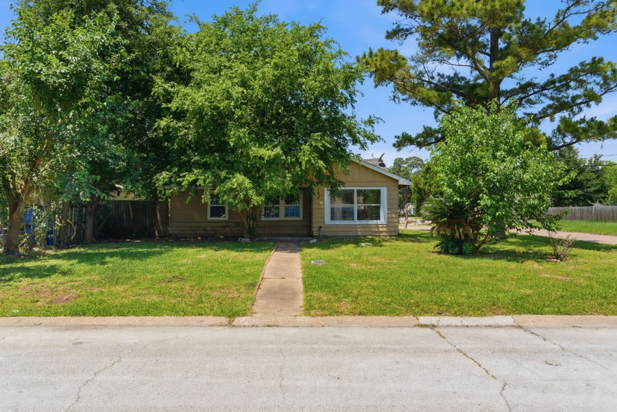 Property photo for 1102 Johnson Street, Pasadena, TX