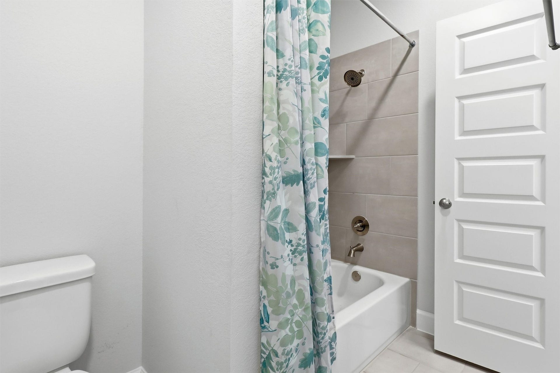 30135 Gold Finch Place, Fulshear, TX 77441 The upstairs jack-and-jill bathroom features timeless finishes, a tiled tub/shower combination, and a functional layout designed to comfortably serve family members and guests alike.