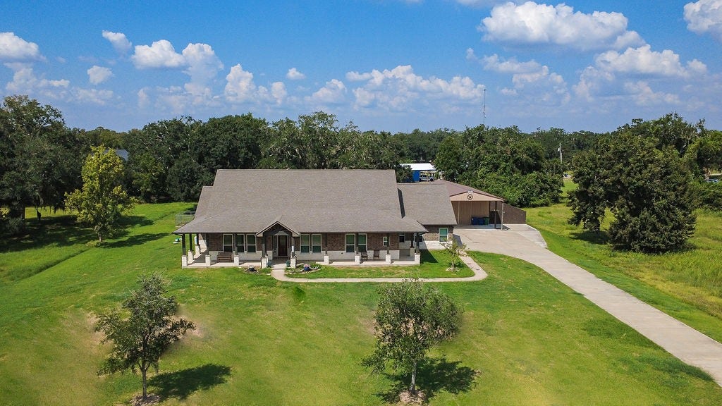 155 Horse Shoe Trail, Angleton, TX 77515