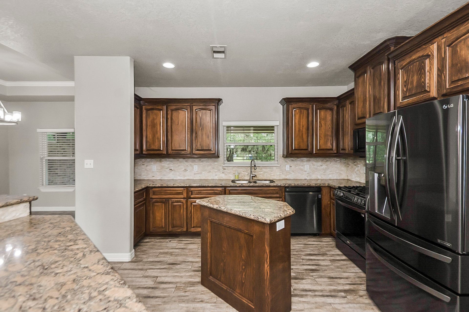 155 Horse Shoe Trail, Angleton, TX 77515