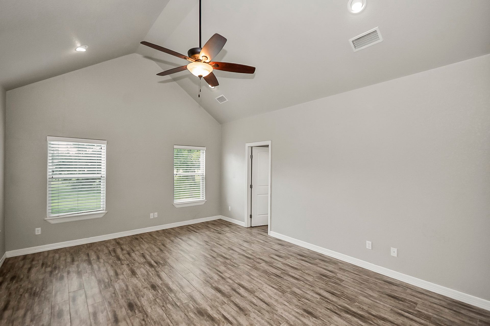 155 Horse Shoe Trail, Angleton, TX 77515