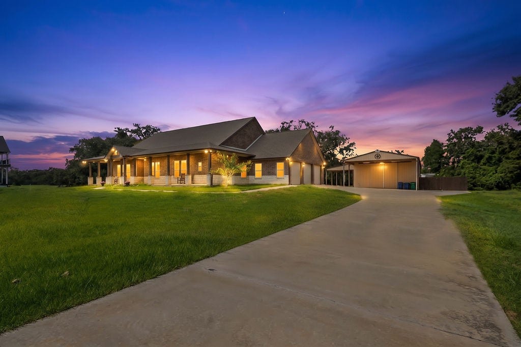 155 Horse Shoe Trail, Angleton, TX 77515