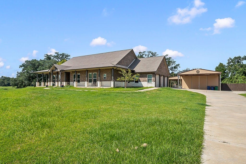 155 Horse Shoe Trail, Angleton, TX 77515