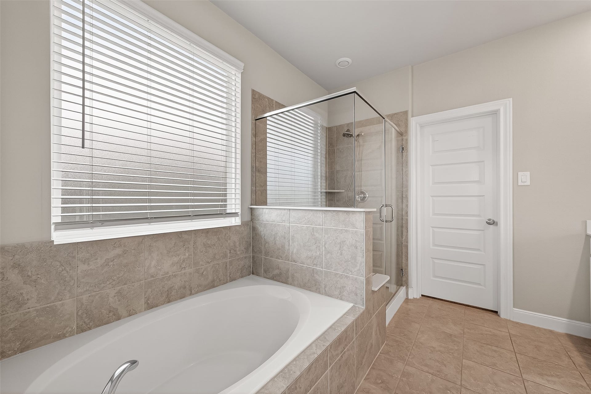 11407 Brookside Arbor Lane, Richmond, TX 77406 Primary bathroom with soaking tub