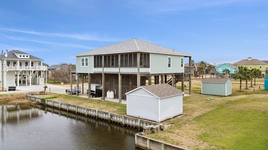 Property photo for 945 Gulfview Drive, Crystal Beach, TX