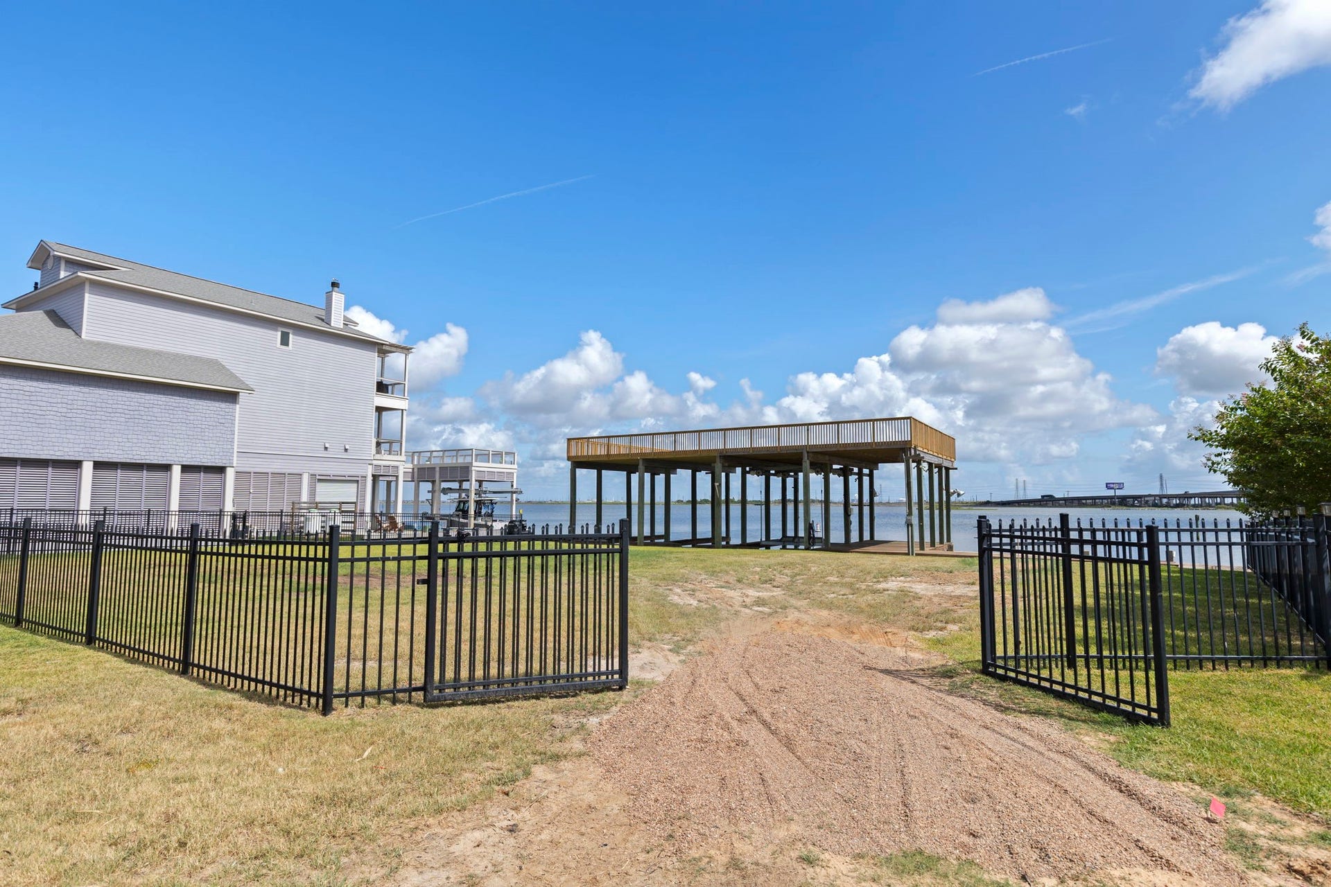 414 Jeanie Lynne Circle, Tiki Island, TX 77554