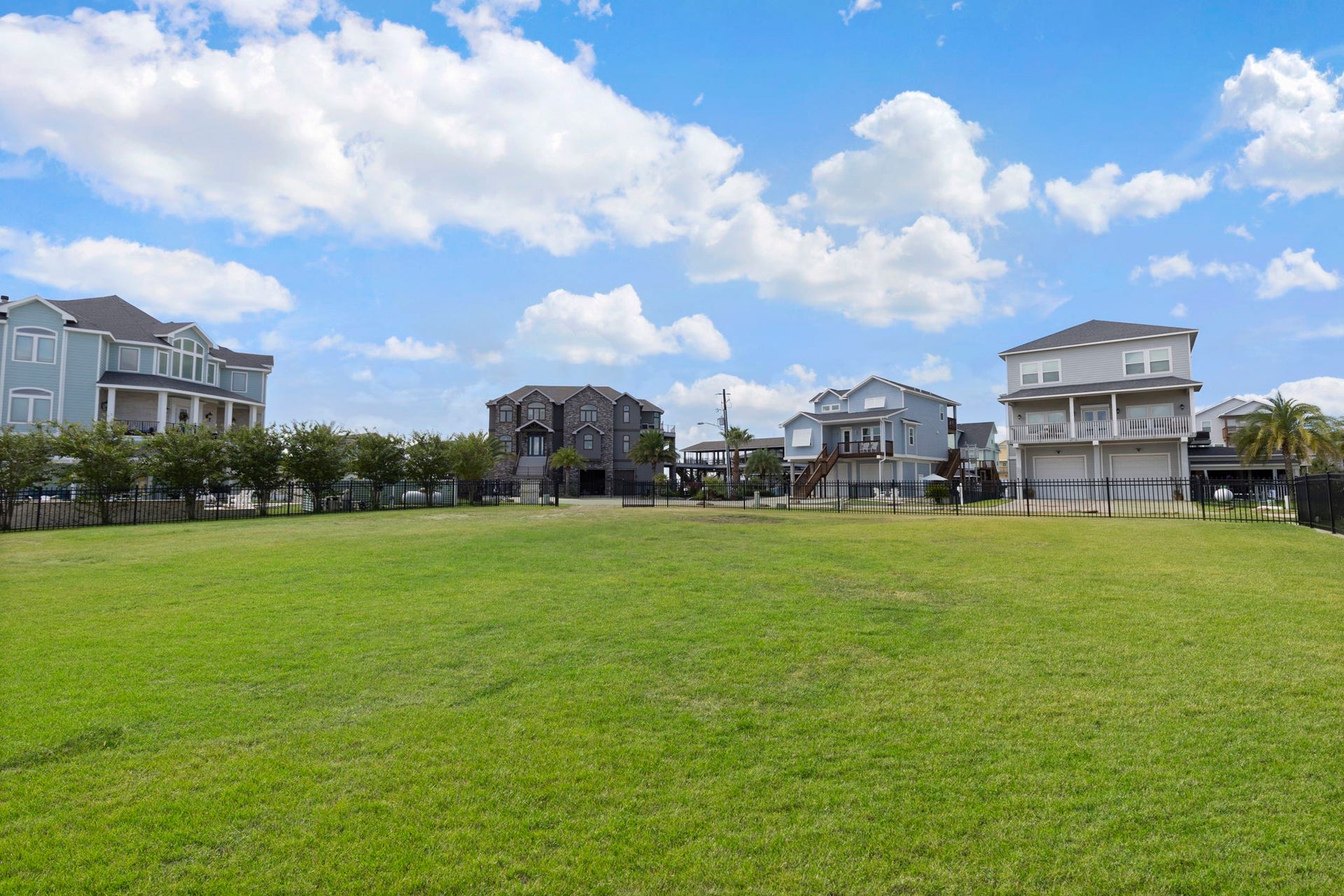 414 Jeanie Lynne Circle, Tiki Island, TX 77554