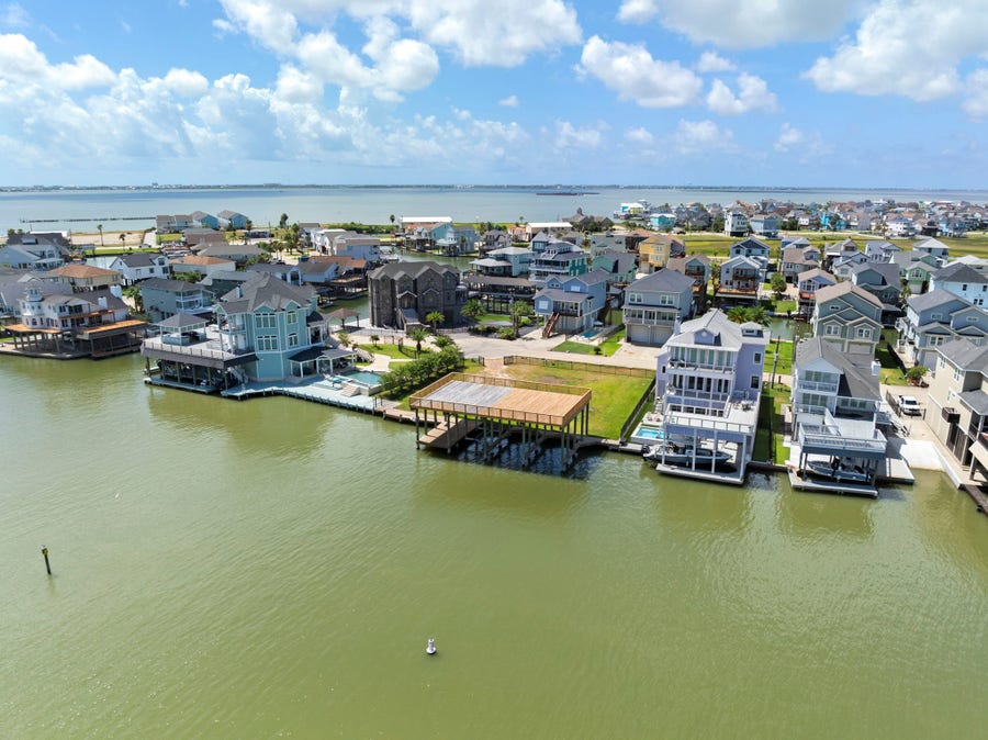 Property photo for 414 Jeanie Lynne Circle, Tiki Island, TX